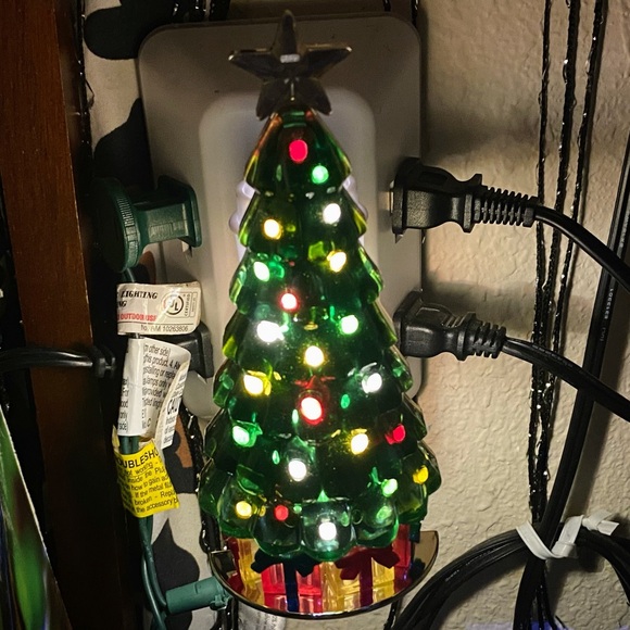 BATH AND BODY WORKS CHRISTMAS TREE NIGHTLIGHT WALLFLOWER PLUG - Picture 10 of 11